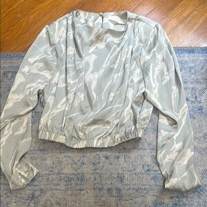 ASTR Satin/Silk Women's Gray and White Top